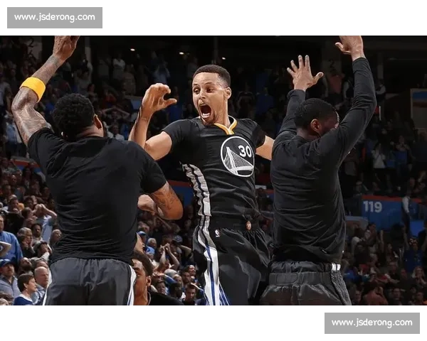 库里 42+6+7 封神!末节加时狂砍 22 分,逆天三分引爆 MVP 呼声 库里 42+6+7 封神!末节加时狂砍 22 分,逆天三分引爆 MVP 呼声